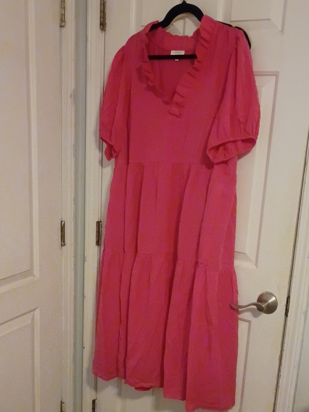 crown & ivy Hot Pink Ruffle V-Neck Tiered Midi Dress with Puff Sleeves